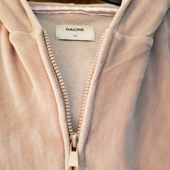 Very cute, soft, light tan, zip up, crop Hoodie. Excellent condition - Picture 4 of 7